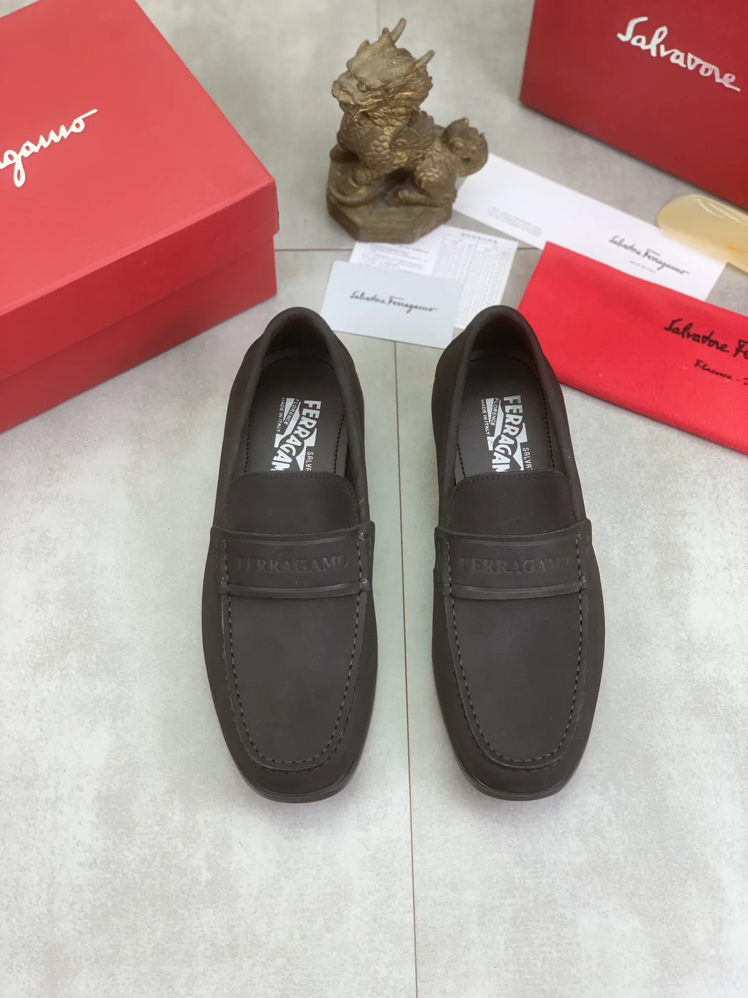 Men's Men's Shoes 💰P460💰[New Style] Water-dyed Niuli 🆘[Salvatore Ferragamo] Ferragamo's latest casual business leather shoes for men! Available at counters simultaneously! The fabric is made of specially imported original calfskin, and the interior is made of imported water-dyed cowhide. It is absolutely luxurious and leads the fashion trend. Matching code: 38-45; 3⃣️ colors available
